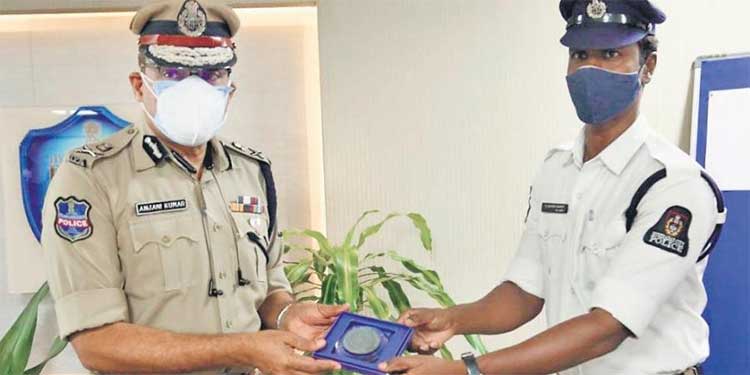 netizen applauds this police constable for feeding his box of food to homeless children 